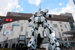 Life-sized Unicorn Gundam at DiverCity Tokyo Plaza